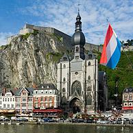 De stad Dinant aan de Maas met de Collegiale kerk en de citadel, België
